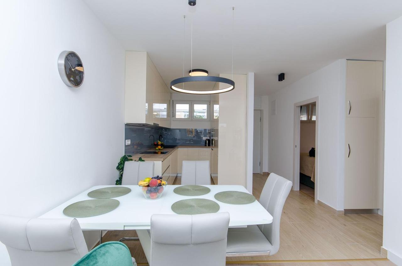 Modern Living Apartment Airy Split Exterior photo