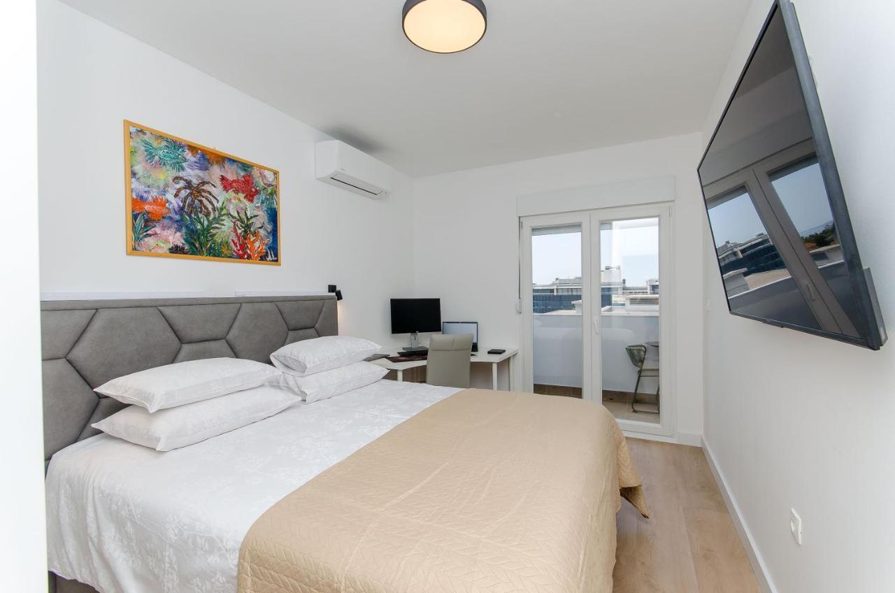 Modern Living Apartment Airy Split Exterior photo