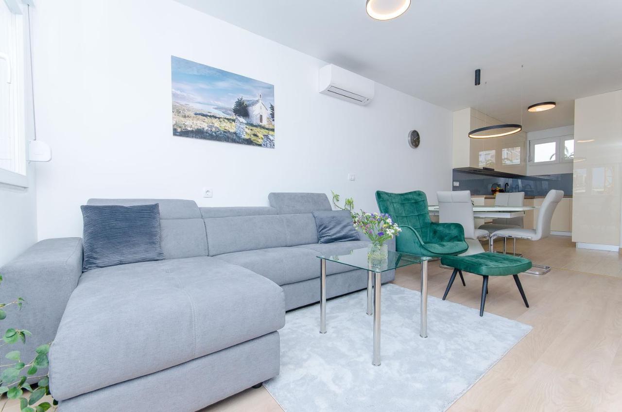 Modern Living Apartment Airy Split Exterior photo